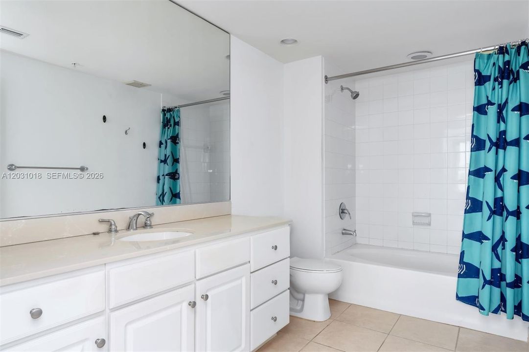 В аренду: $3,800 (2 спален, 2 ванн, 1303 Квадратных фут)