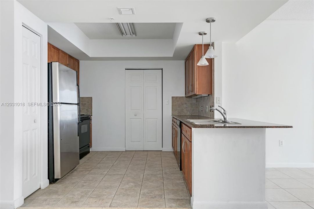 В аренду: $3,800 (2 спален, 2 ванн, 1303 Квадратных фут)
