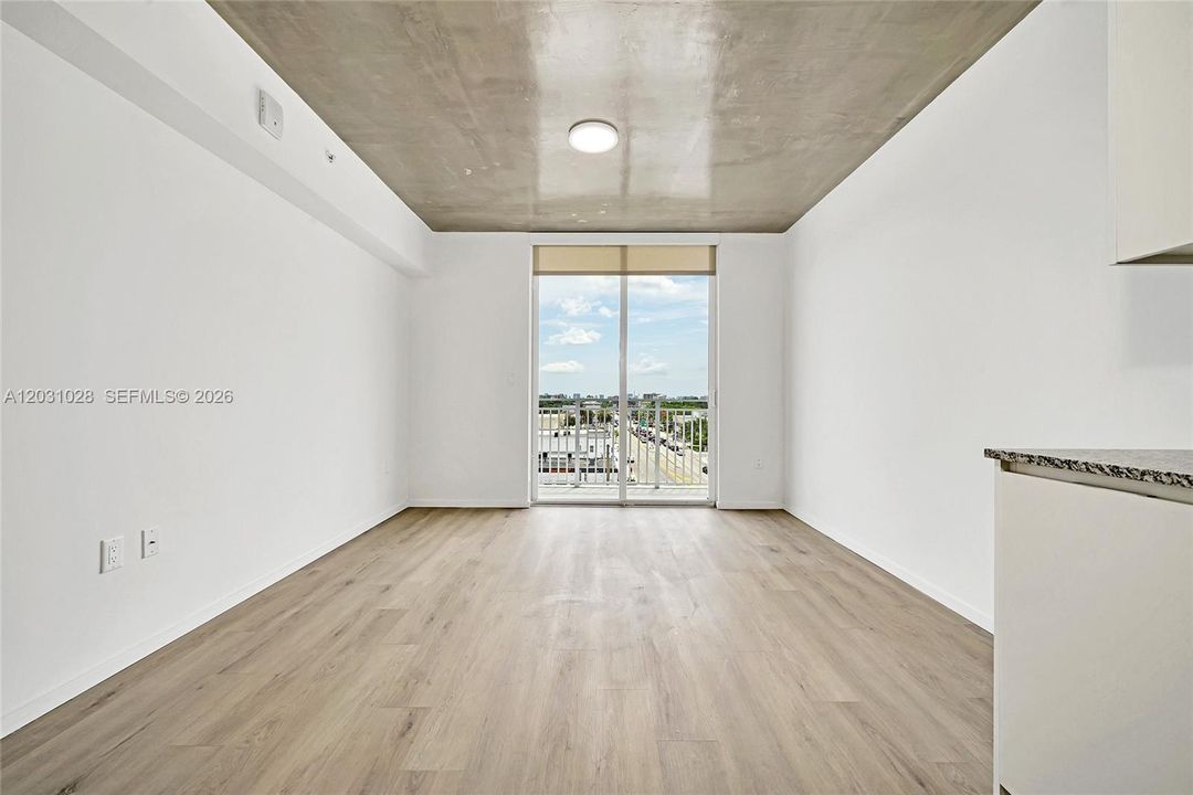 出租: $3,600 (3 贝兹, 2 浴室, 1175 平方英尺)