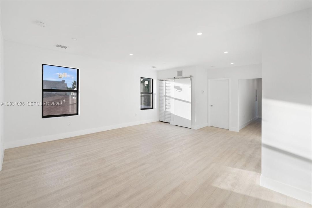 For Rent: $2,900 (2 beds, 1 baths, 1158 Square Feet)