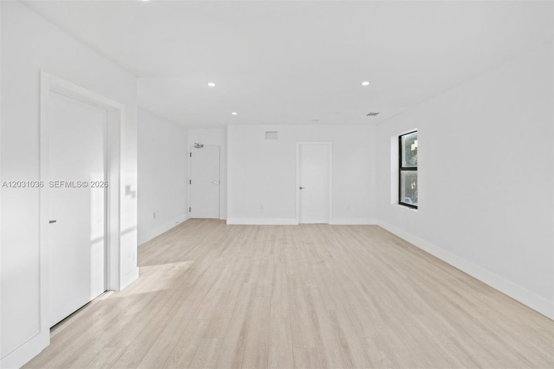 For Rent: $2,900 (2 beds, 1 baths, 1158 Square Feet)
