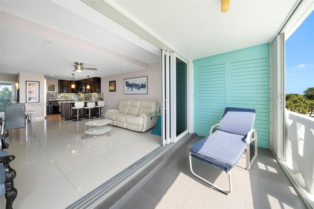 26-Foot Terrace Opens to Living Room