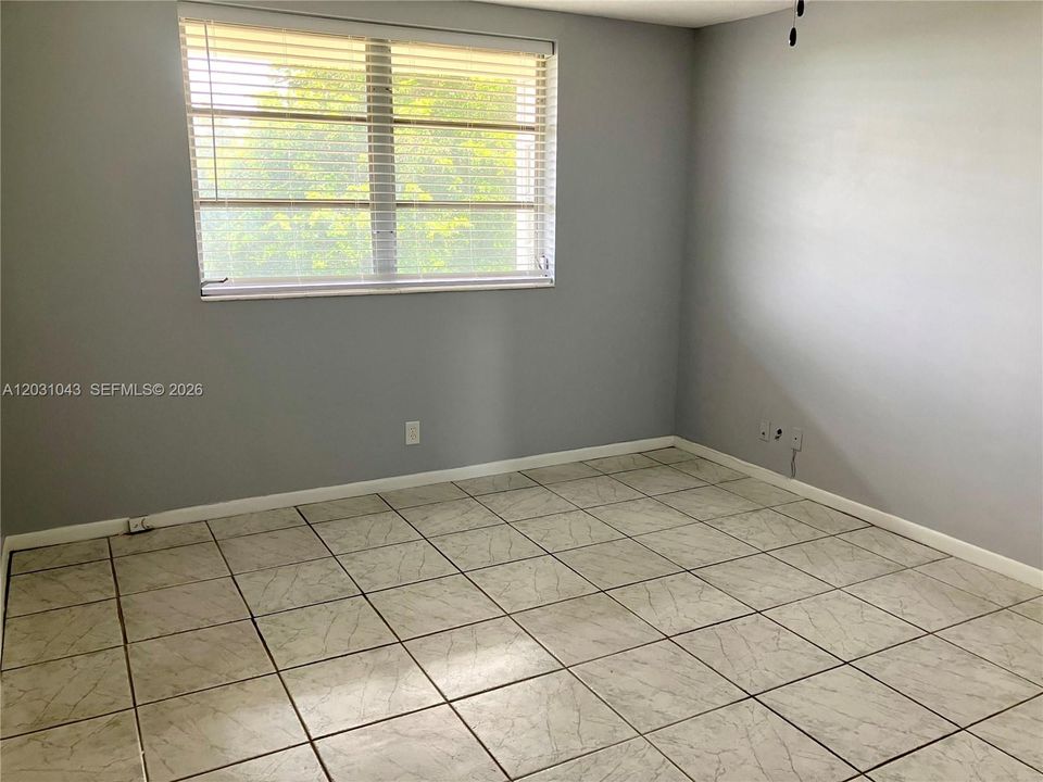 For Sale: $93,900 (1 beds, 1 baths, 768 Square Feet)