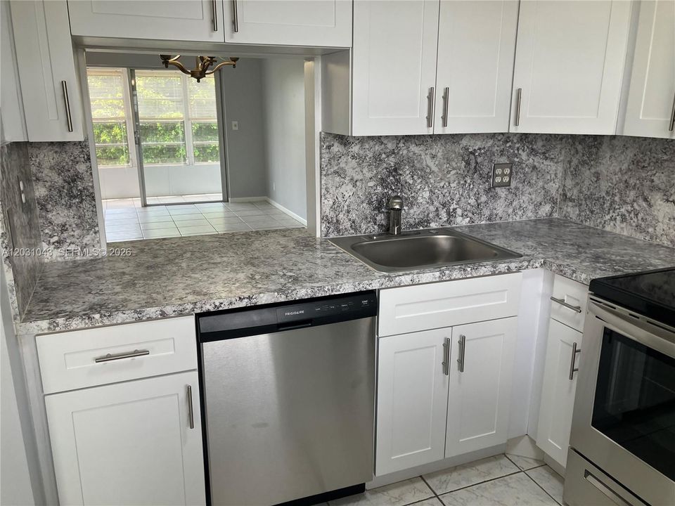For Sale: $93,900 (1 beds, 1 baths, 768 Square Feet)