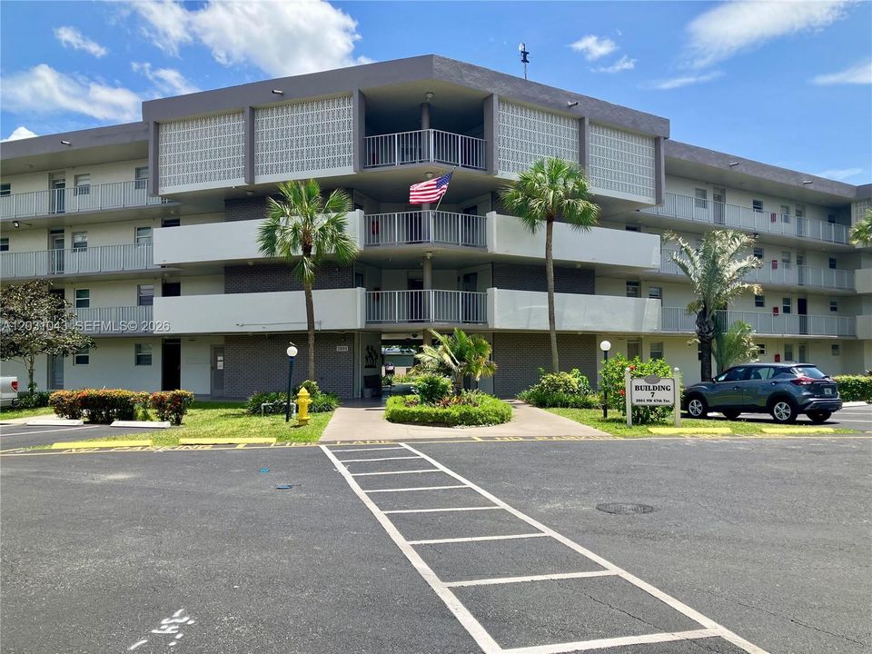 For Sale: $93,900 (1 beds, 1 baths, 768 Square Feet)