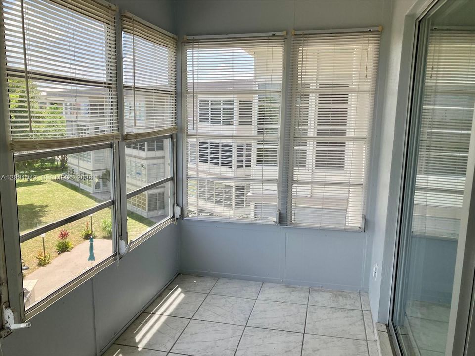 For Sale: $93,900 (1 beds, 1 baths, 768 Square Feet)
