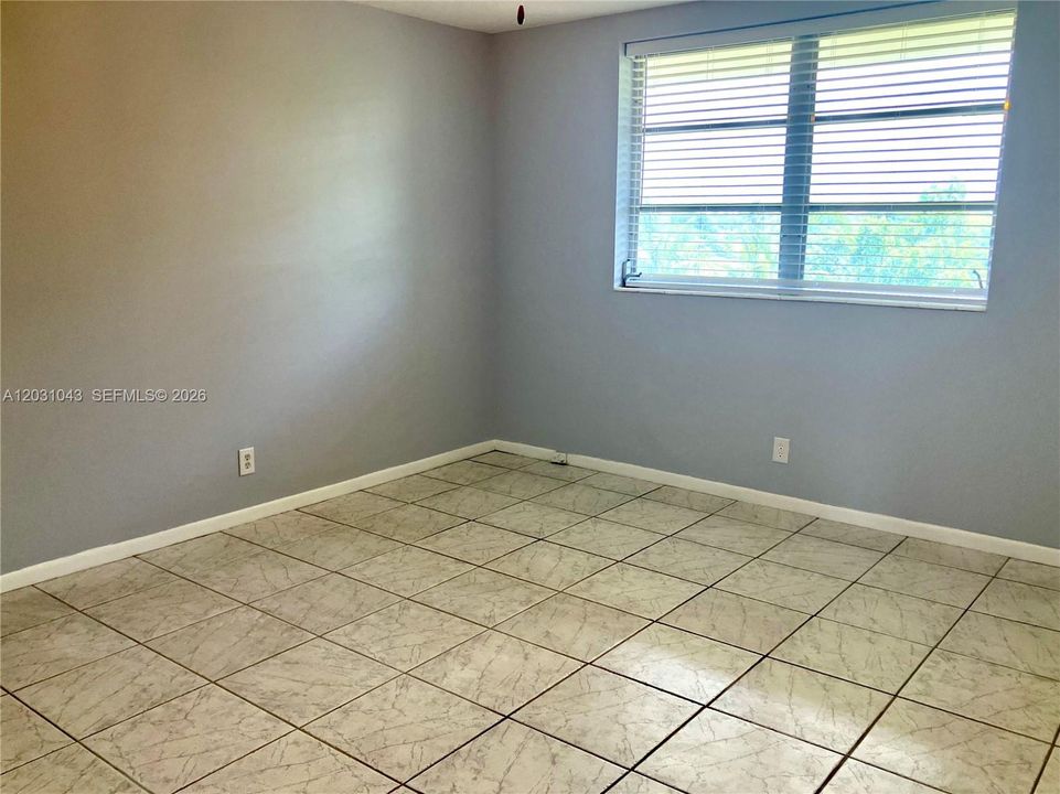 For Sale: $93,900 (1 beds, 1 baths, 768 Square Feet)