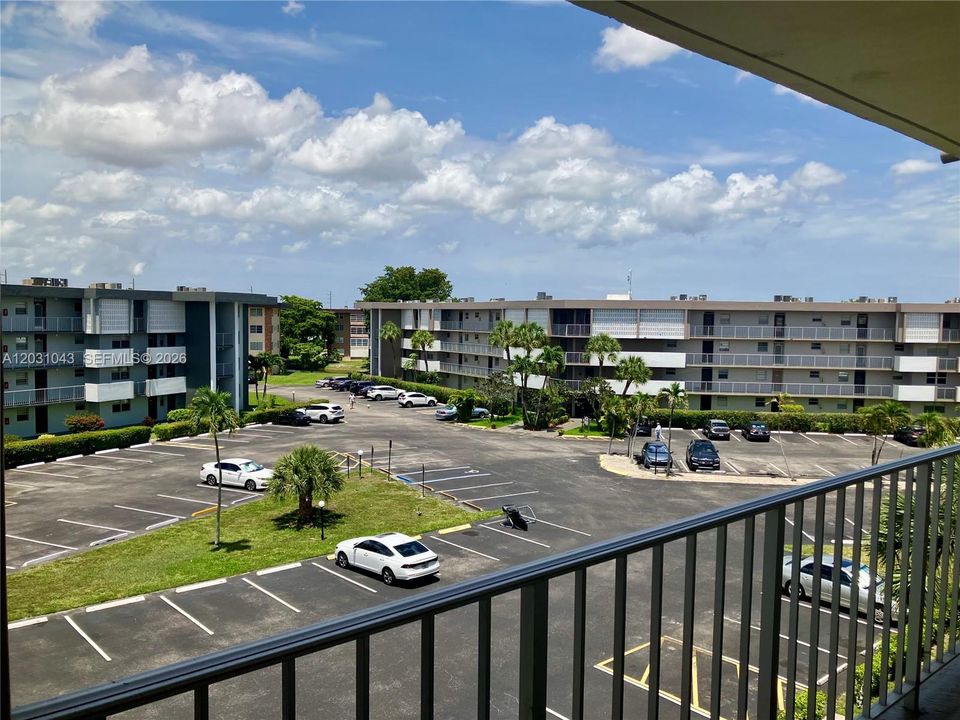 For Sale: $93,900 (1 beds, 1 baths, 768 Square Feet)