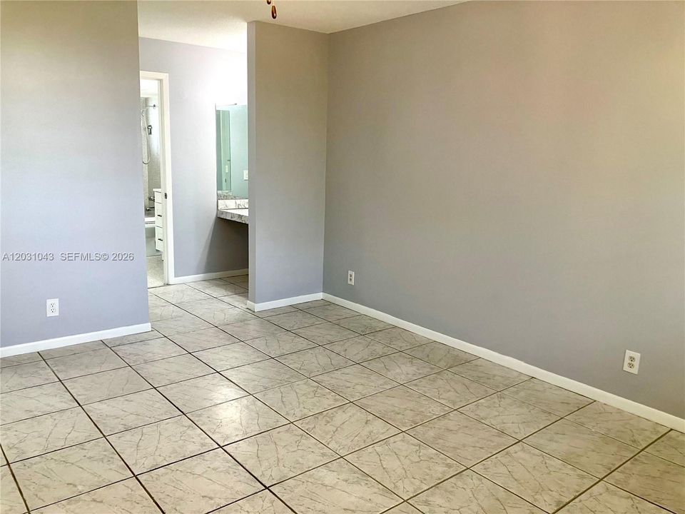 For Sale: $93,900 (1 beds, 1 baths, 768 Square Feet)