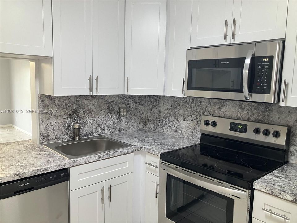 For Sale: $93,900 (1 beds, 1 baths, 768 Square Feet)