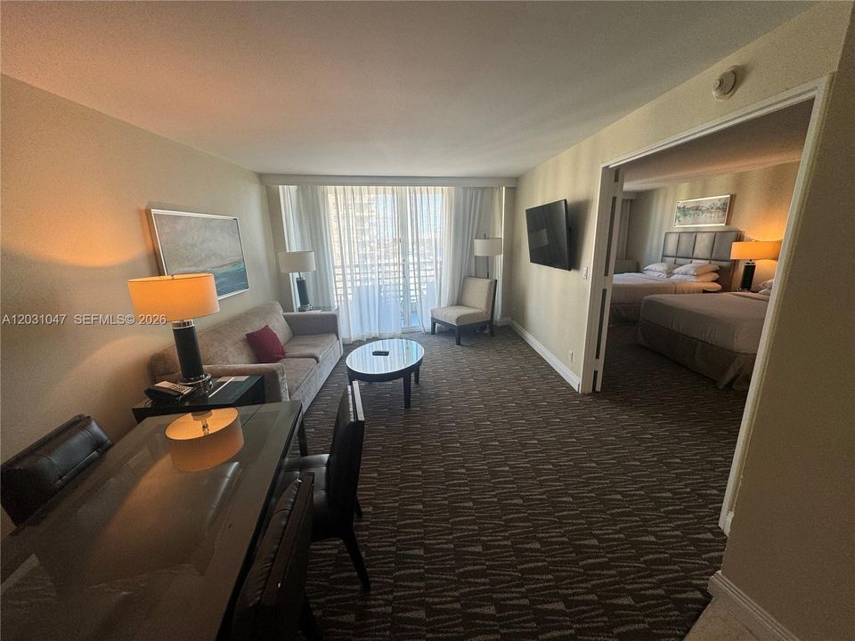 For Sale: $169,999 (1 beds, 1 baths, 643 Square Feet)