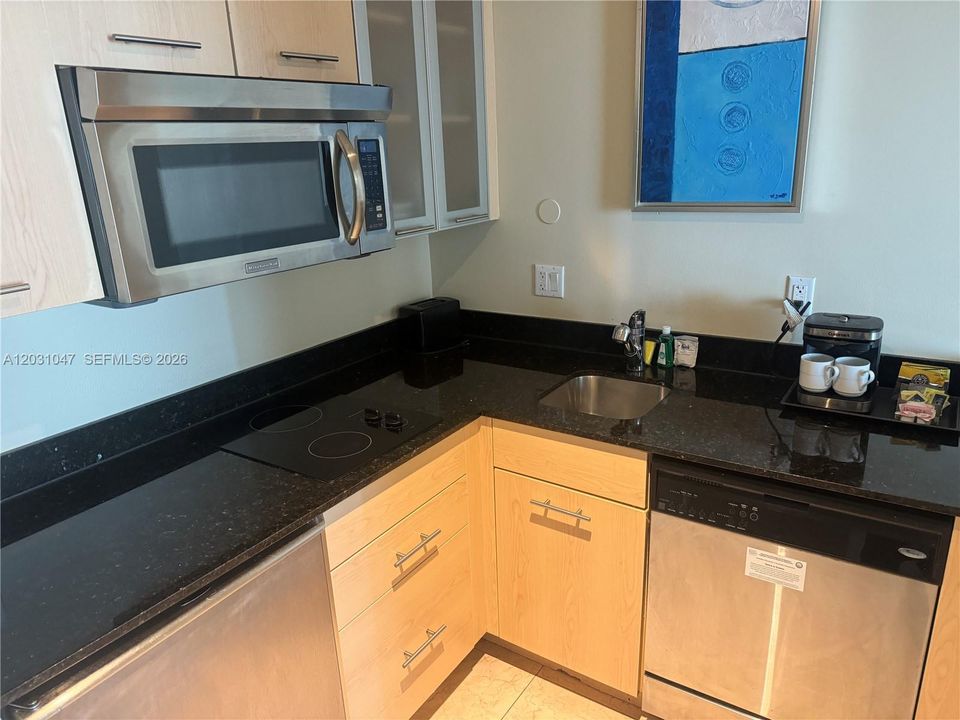 For Sale: $169,999 (1 beds, 1 baths, 643 Square Feet)