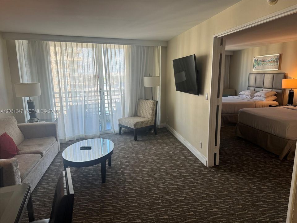 For Sale: $169,999 (1 beds, 1 baths, 643 Square Feet)