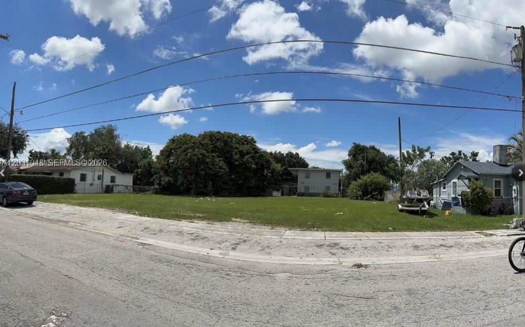 En Venta: $320,000 (0.13 acres)