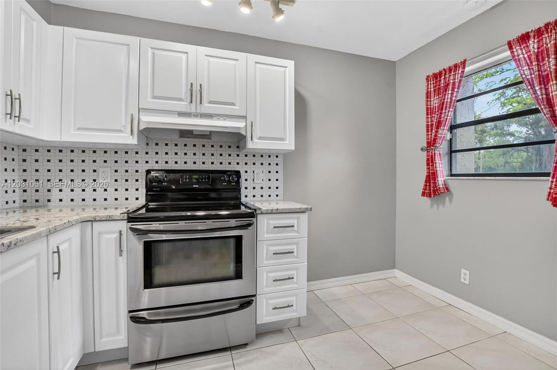 For Sale: $300,000 (2 beds, 2 baths, 1360 Square Feet)