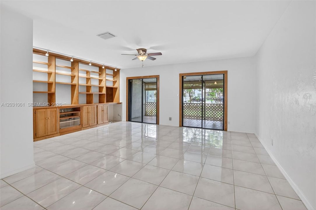 For Sale: $300,000 (2 beds, 2 baths, 1360 Square Feet)