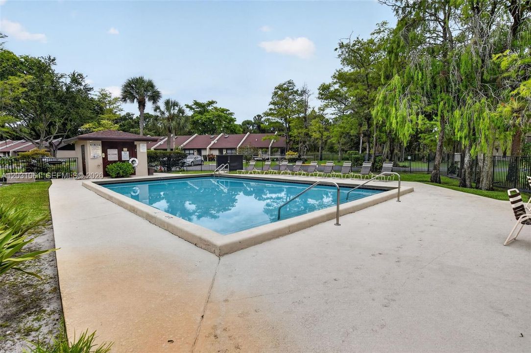For Sale: $300,000 (2 beds, 2 baths, 1360 Square Feet)