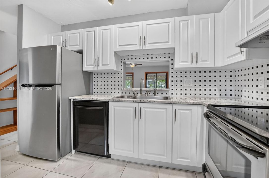 For Sale: $300,000 (2 beds, 2 baths, 1360 Square Feet)