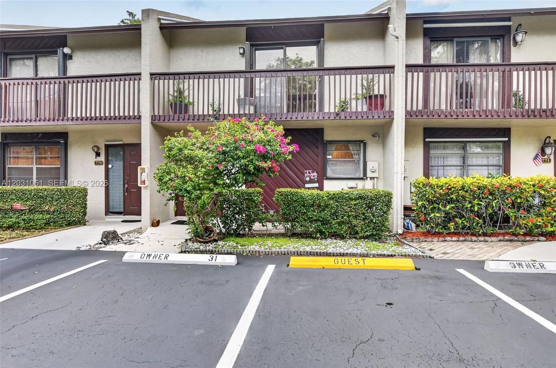 For Sale: $300,000 (2 beds, 2 baths, 1360 Square Feet)
