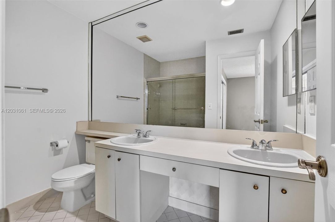 For Sale: $300,000 (2 beds, 2 baths, 1360 Square Feet)