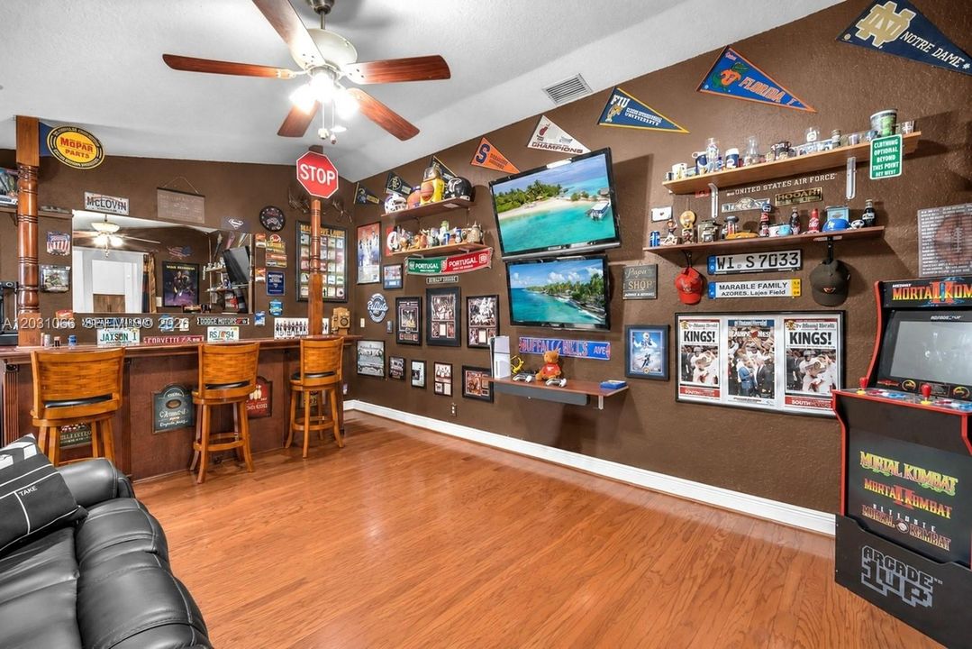 For Sale: $998,000 (5 beds, 4 baths, 3367 Square Feet)