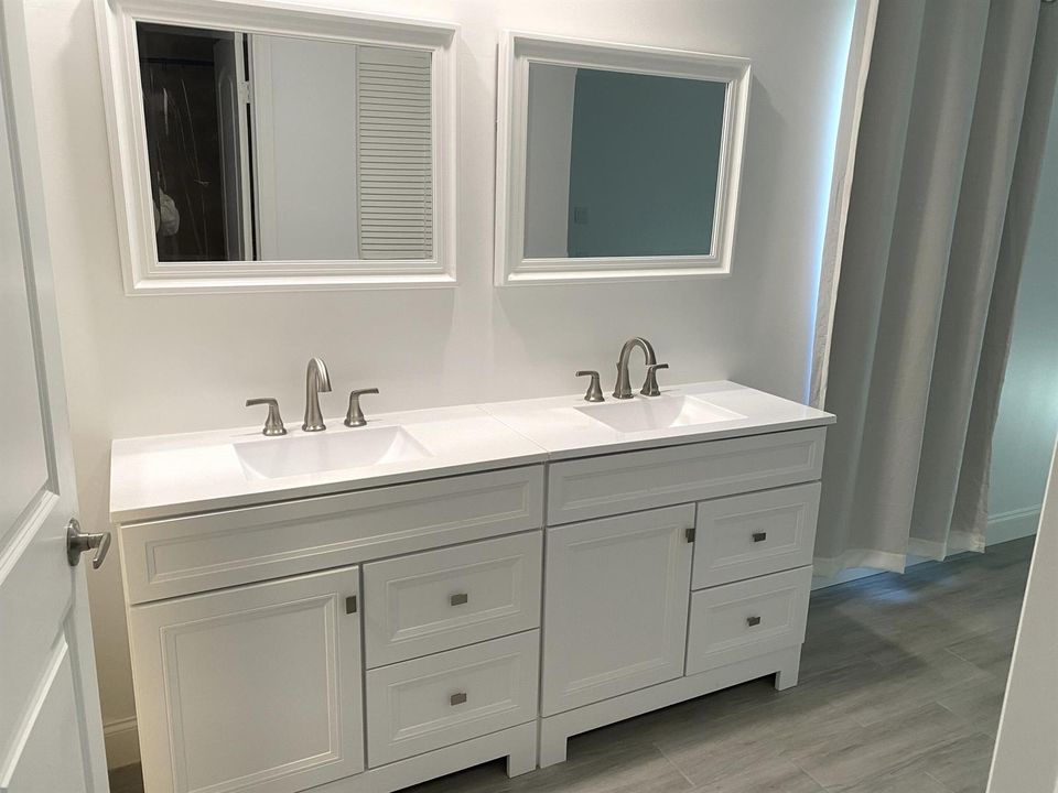 MASTER DRESSING AREA VANITY