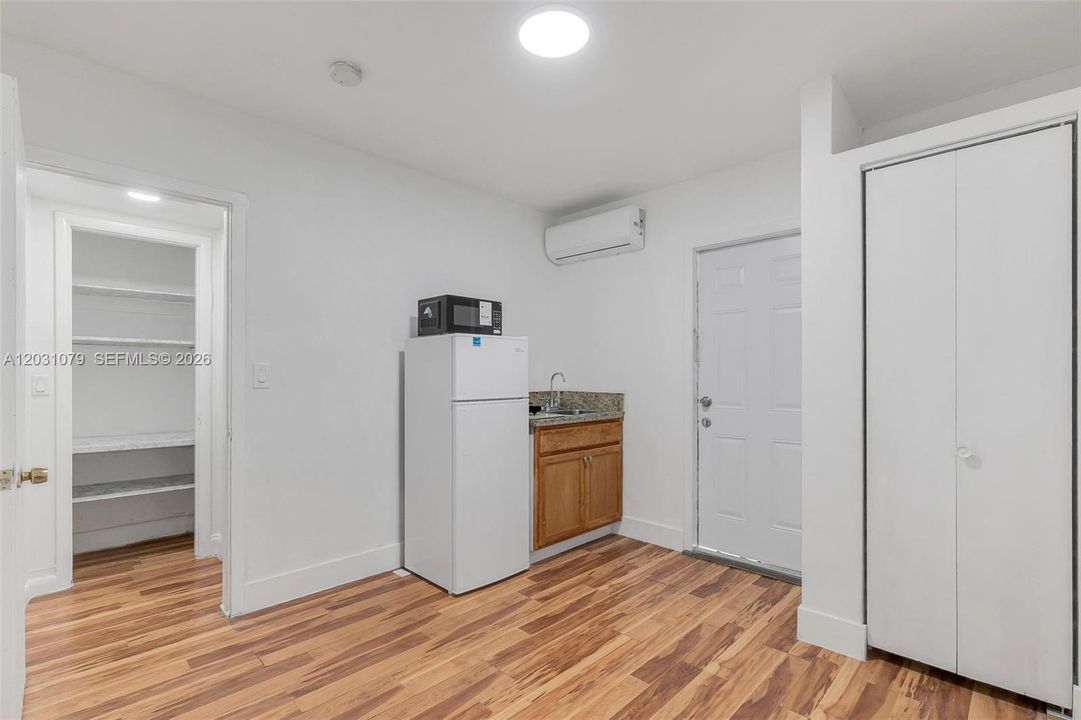 For Rent: $1,100 (1 beds, 0 baths, 1708 Square Feet)