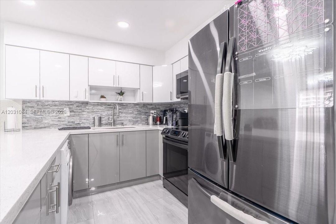 For Sale: $318,000 (1 beds, 1 baths, 828 Square Feet)