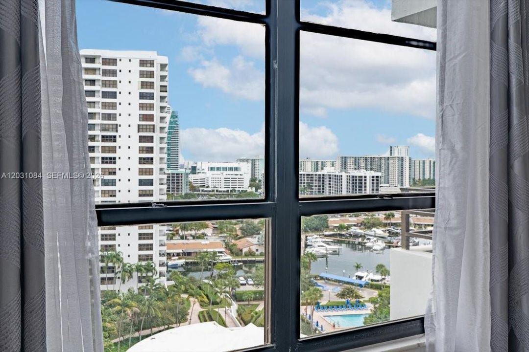 For Sale: $318,000 (1 beds, 1 baths, 828 Square Feet)