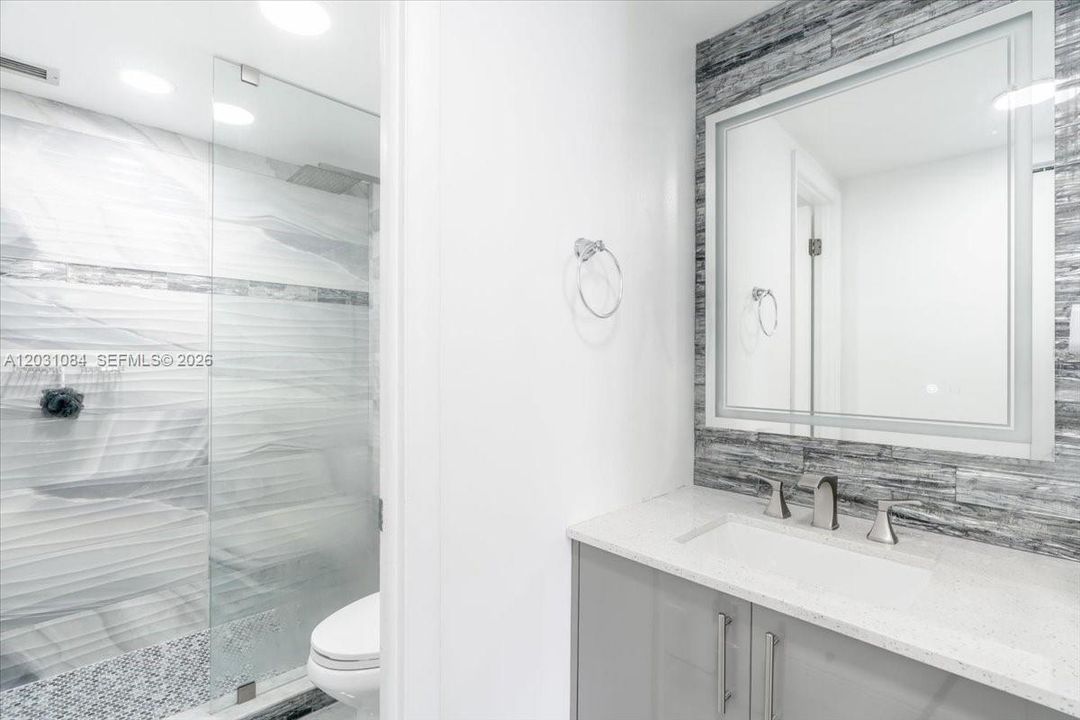 For Sale: $318,000 (1 beds, 1 baths, 828 Square Feet)