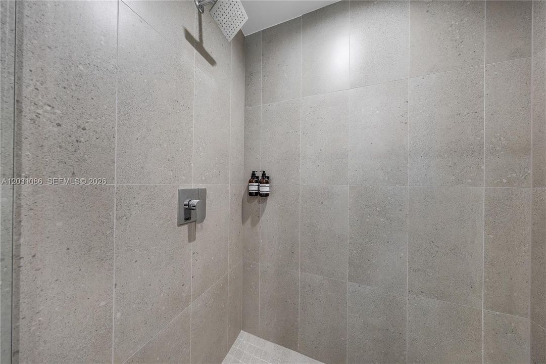 For Sale: $720,000 (2 beds, 2 baths, 750 Square Feet)