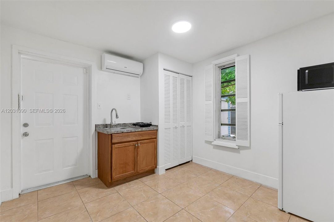 For Rent: $1,100 (1 beds, 1 baths, 1708 Square Feet)