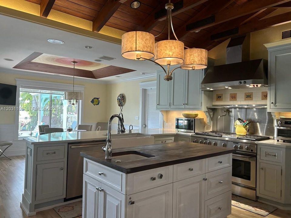 Active With Contract: $924,900 (4 beds, 3 baths, 2564 Square Feet)