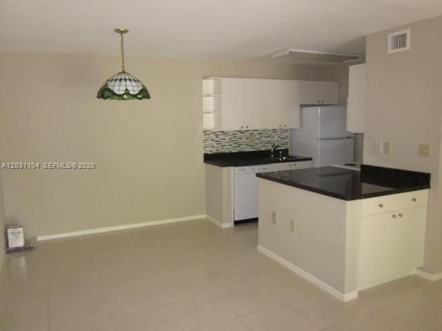 Active With Contract: $2,300 (2 beds, 1 baths, 842 Square Feet)
