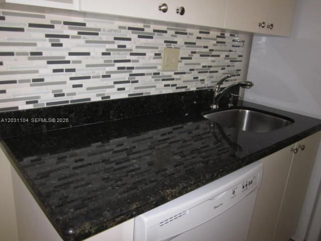 Active With Contract: $2,300 (2 beds, 1 baths, 842 Square Feet)