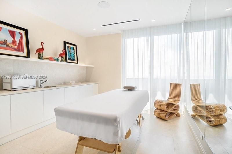 For Sale: $1,400,000 (2 beds, 2 baths, 1236 Square Feet)