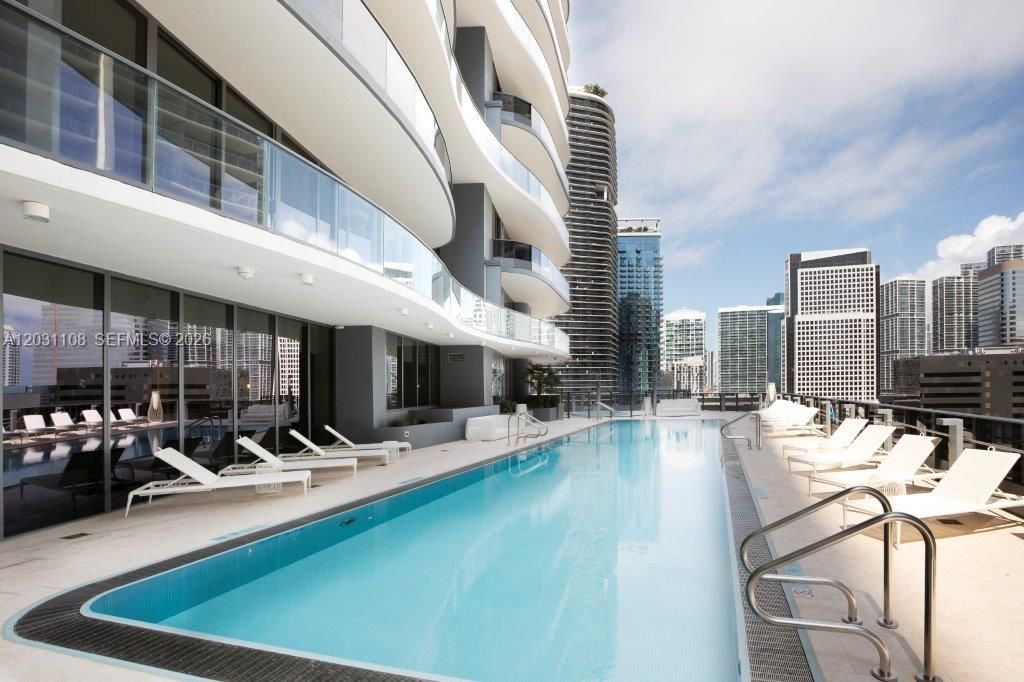 For Sale: $1,400,000 (2 beds, 2 baths, 1236 Square Feet)