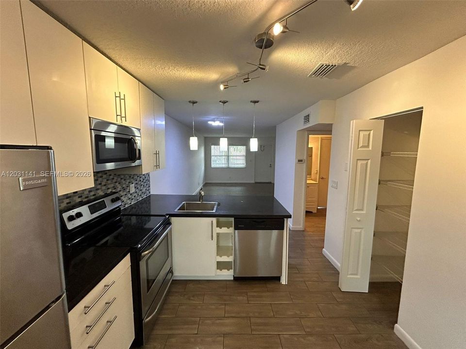 For Rent: $2,200 (2 beds, 1 baths, 1000 Square Feet)