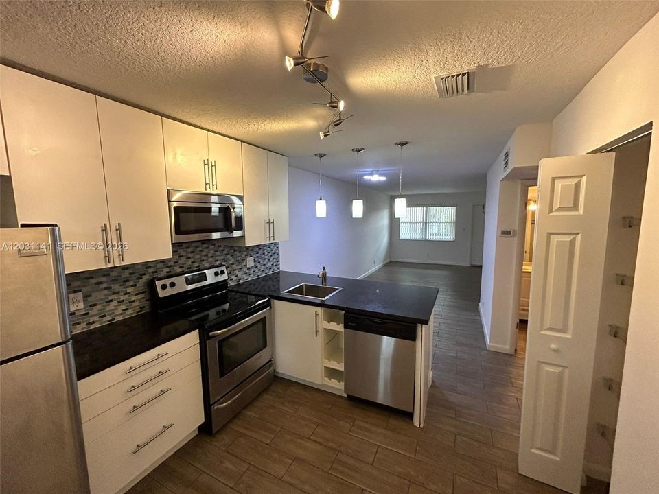 For Rent: $2,200 (2 beds, 1 baths, 1000 Square Feet)