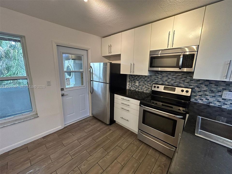 For Rent: $2,200 (2 beds, 1 baths, 1000 Square Feet)