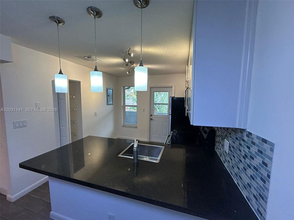 For Rent: $2,200 (2 beds, 1 baths, 1000 Square Feet)