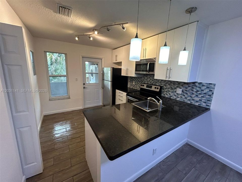 For Rent: $2,200 (2 beds, 1 baths, 1000 Square Feet)