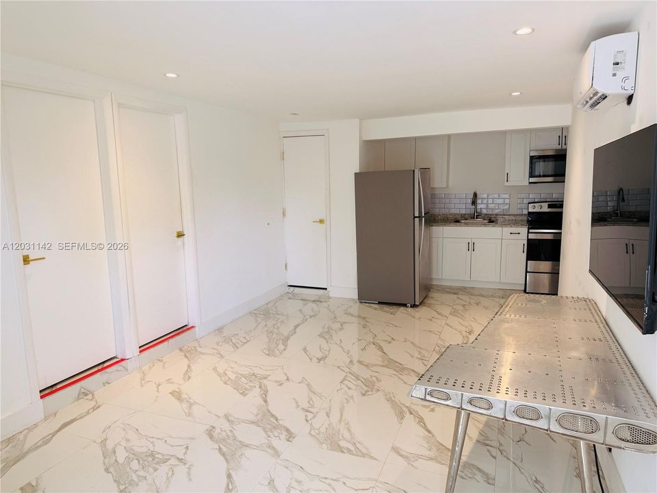 For Rent: $2,200 (2 beds, 1 baths, 2439 Square Feet)