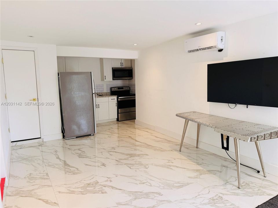 For Rent: $2,200 (2 beds, 1 baths, 2439 Square Feet)