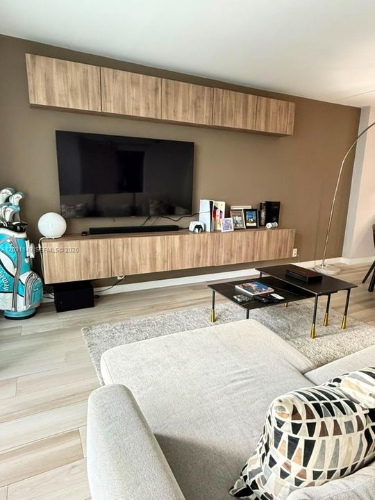For Sale: $385,000 (1 beds, 1 baths, 991 Square Feet)