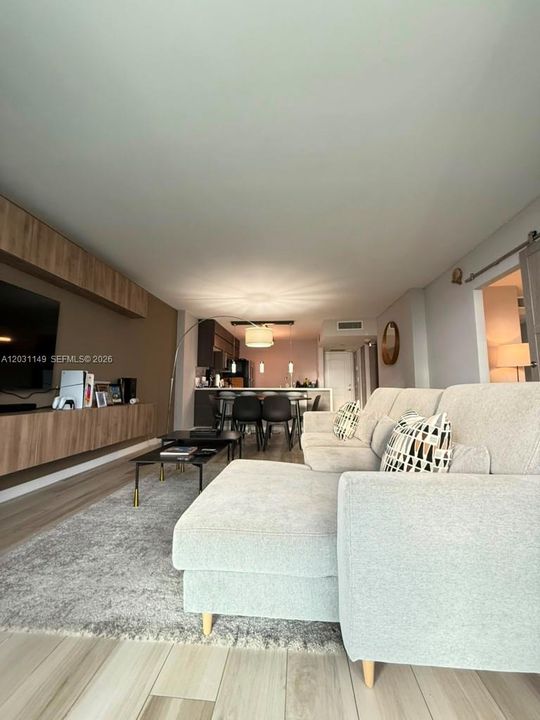 For Sale: $385,000 (1 beds, 1 baths, 991 Square Feet)