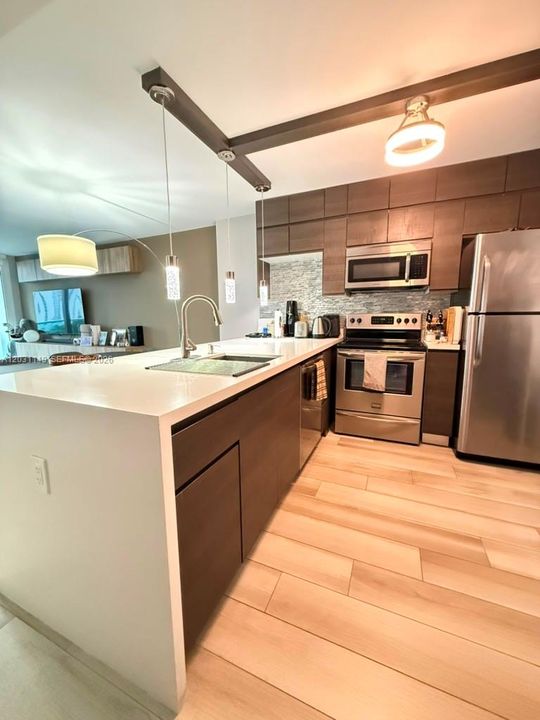 For Sale: $385,000 (1 beds, 1 baths, 991 Square Feet)