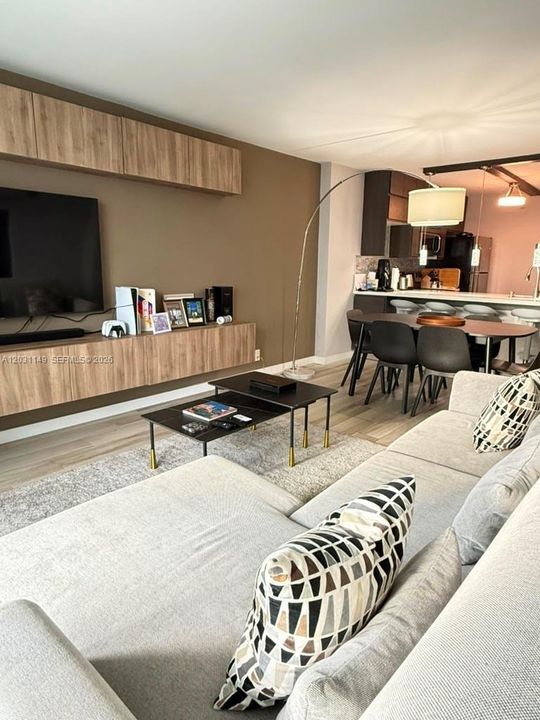 For Sale: $385,000 (1 beds, 1 baths, 991 Square Feet)