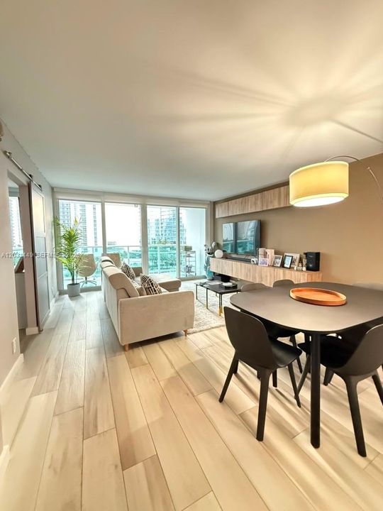 For Sale: $385,000 (1 beds, 1 baths, 991 Square Feet)