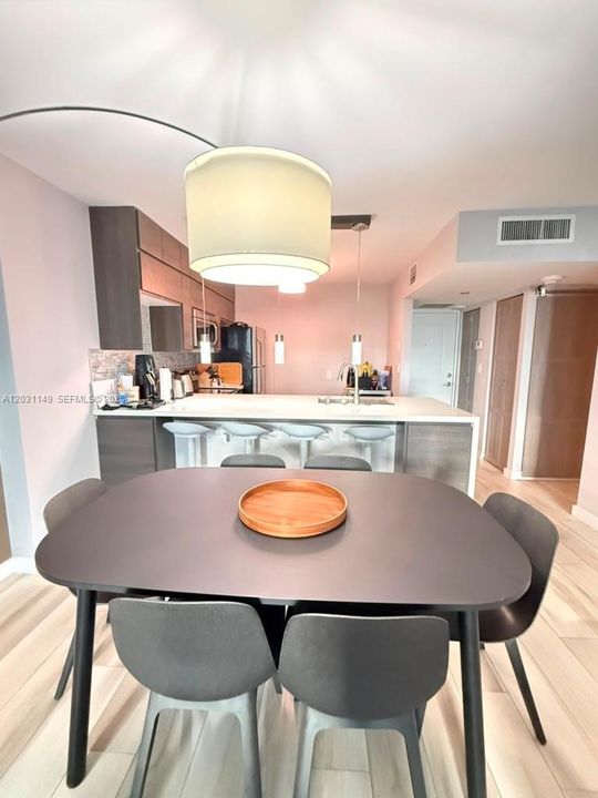 For Sale: $385,000 (1 beds, 1 baths, 991 Square Feet)